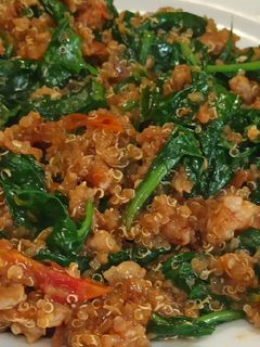 Una foto de Quinoa con espinacas