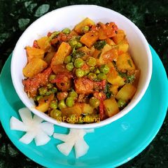 A picture of Muli, Matar Subzi (Radish, Green Peas Dry Curry).