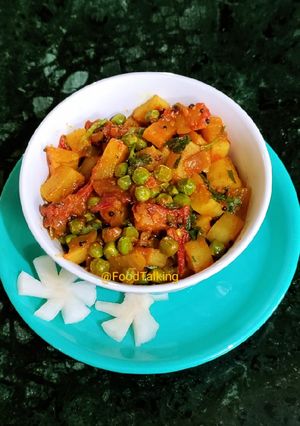 A picture of Muli, Matar Subzi (Radish, Green Peas Dry Curry).
