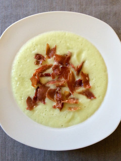 Una foto de Sopa de melón con jamón crujiente