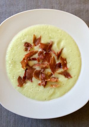Una foto de Sopa de melón con jamón crujiente
