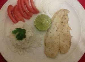 Una foto de Pescado a la plancha y arroz a vapor