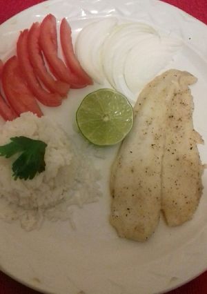 Una foto de Pescado a la plancha y arroz a vapor