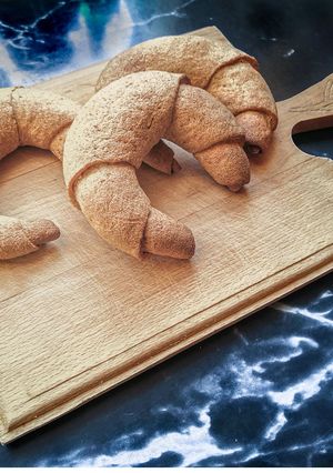 Teljes kiőrlésű vajas kifli 🥐 recept fotója
