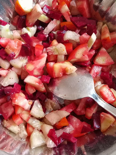 કાકડી બીટ ટામેટા નું સલાડ (Cucumber Beetroot Tomato Salad Recipe In Gujarati) રેસીપી મુખ્ય ફોટો