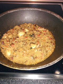 Una foto de Quinoa con champiñones, bacon y dátiles