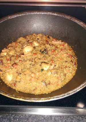 Foto principal de Quinoa con champiñones, bacon y dátiles