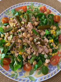 Una foto de Ensalada de garbanzos con rúcula y canónigos