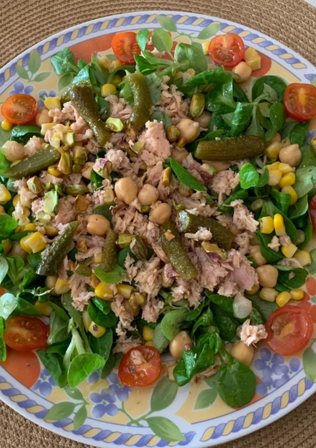 Una foto de Ensalada de garbanzos con rúcula y canónigos