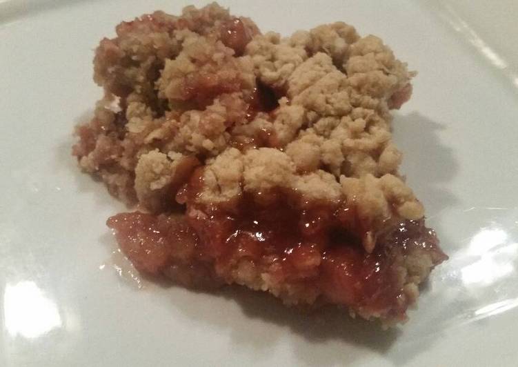 Simple Way to Make Super Quick Homemade Strawberry Crumble