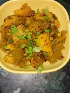 सेम आलू की सब्जी(sem aloo ki sabzi recipe in hindi) रेसिपी मुख्य फोटो