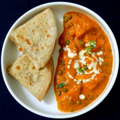 A picture of Shahi paneer matar masala.