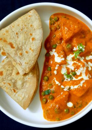 A picture of Shahi paneer matar masala.