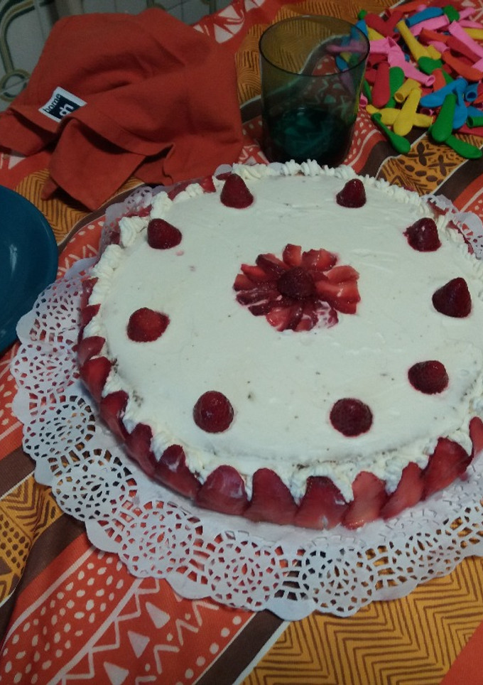 Una foto de Tarta de nata y fresas