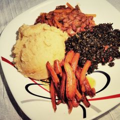 Creamy garlic mashed potatoes with brown sugar baked Carrot's A picture of Creamy garlic mashed potatoes with brown sugar baked Carrot's.