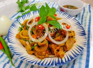 Hình của món Cuống đuôi xào nghệ.