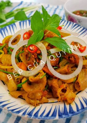 Hình của món Cuống đuôi xào nghệ.