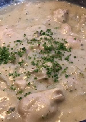 Une photo de Poulet aux oignons,combavas,crème et gingembre