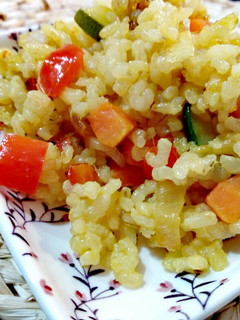 Una foto de Arroz integral con verduritas y cúrcuma