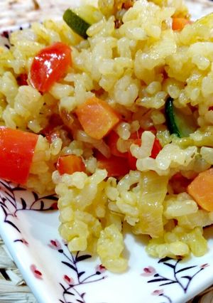Una foto de Arroz integral con verduritas y cúrcuma