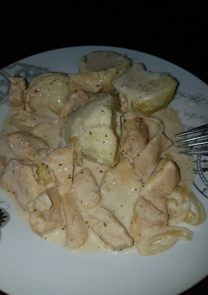 Una foto de Pechuga con vino blanco y nata