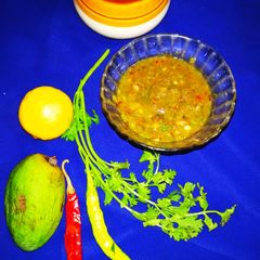 A picture of Green chilli with garlic chutney.