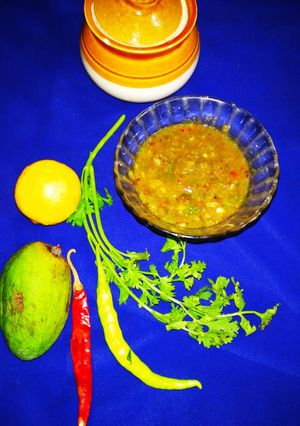 A picture of Green chilli with garlic chutney.
