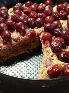 Diétás almás pite meggyel díszítve recept fotója