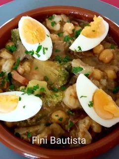 Una foto de Brócoli con setas, gambas y garbanzos