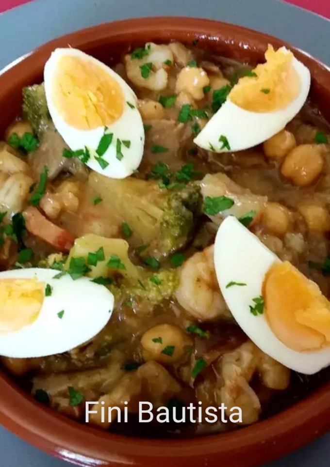 Una foto de Brócoli con setas, gambas y garbanzos