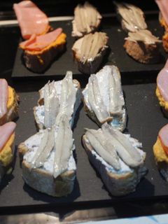 Una foto de Rebanadas de rosca gallega con boquerones y lomo hervido