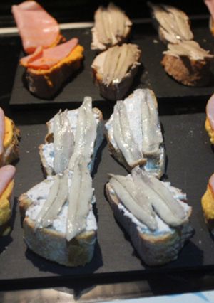 Foto principal de Rebanadas de rosca gallega con boquerones y lomo hervido