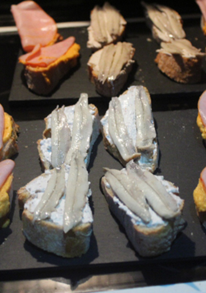 Una foto de Rebanadas de rosca gallega con boquerones y lomo hervido