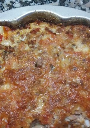 Una foto de Tortilla al horno con relleno de empanadas de jamón y queso y de carne