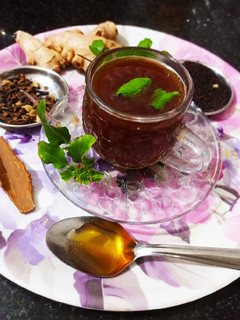 ब्लैक हर्बल टी (black herbal tea recipe in Hindi) रेसिपी मुख्य फोटो