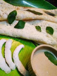 প্লেন ধোসা সাথে নারকেলের চাটনি (plain dhosa recipe in Bengali) রেসিপির প্রধান ছবি