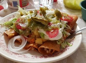 Una foto de Enchilada de chipotle  rellenas picadillo con papas cocidas. México