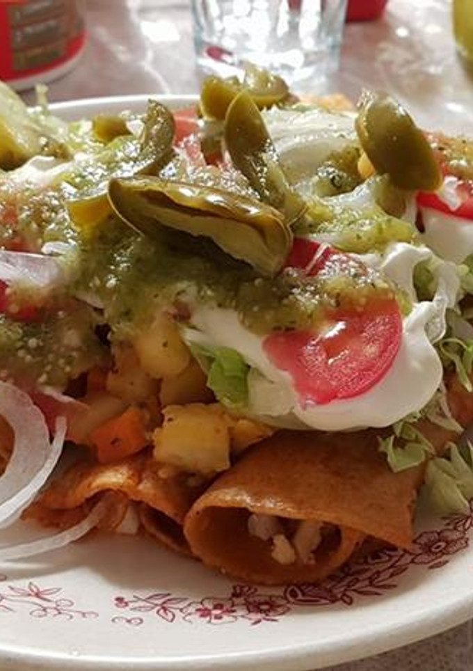 Una foto de Enchilada de chipotle  rellenas picadillo con papas cocidas. México