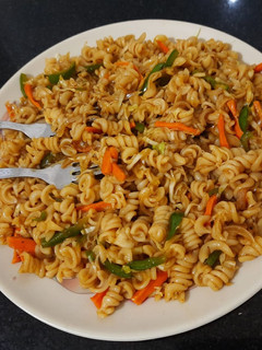 વેજ સ્પ્રિંગ પાસ્તા (Veg Spring Pasta Recipe In Gujarati) રેસીપી મુખ્ય ફોટો