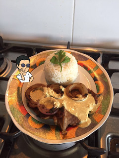Una foto de Filete encebollado a la plancha con salsa de curry