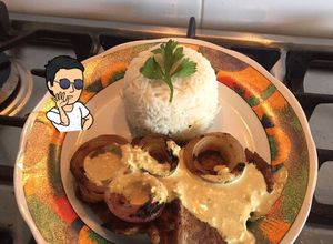 Una foto de Filete encebollado a la plancha con salsa de curry