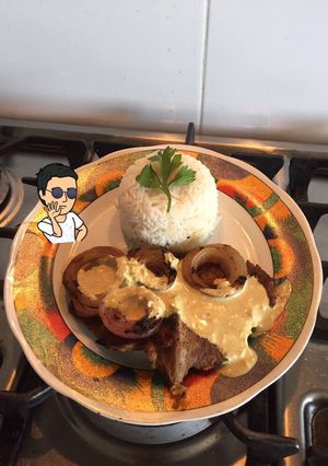 Una foto de Filete encebollado a la plancha con salsa de curry