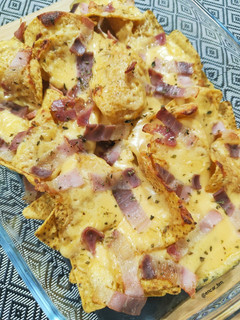 Una foto de Nachos con panceta y salsa cheddar casera