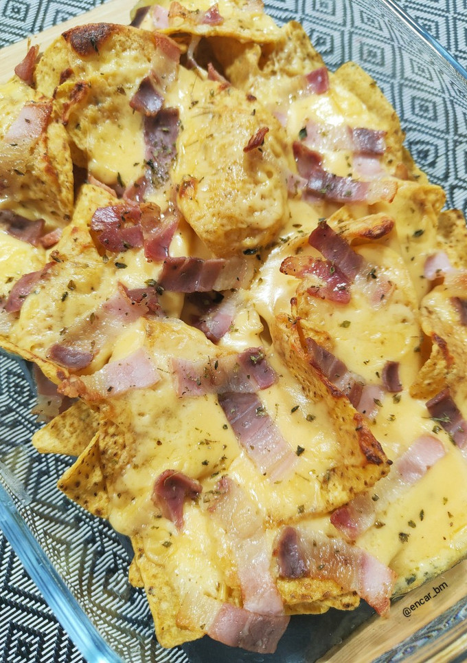 Una foto de Nachos con panceta y salsa cheddar casera