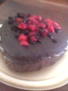 Una foto de Torta de chocolate con frutos rojos!!!