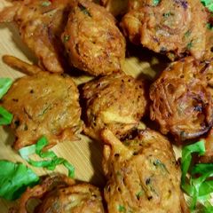 Palak piyaz pakoray A picture of Palak piyaz pakoray.