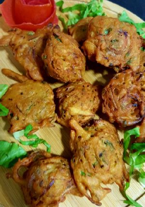 A picture of Palak piyaz pakoray.