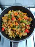 Salteado de cerdo con verduras multicolor y arroz integral