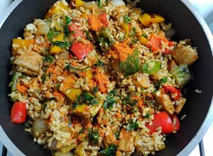 Una foto de Salteado de cerdo con verduras multicolor y arroz integral