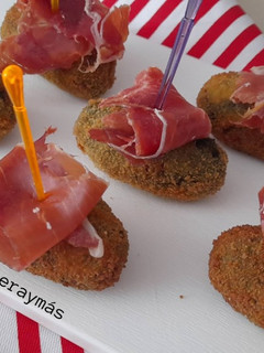 Una foto de Croquetas de espinacas y piñones